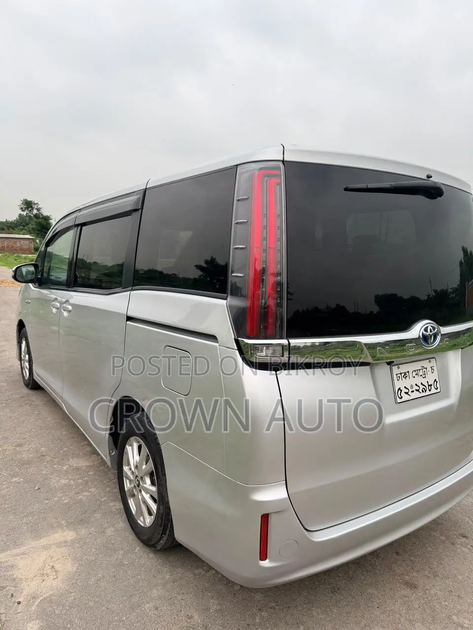 Toyota Noah 1.8 Front Wheel Drive Hybrid (7 seater) 2018 Silver