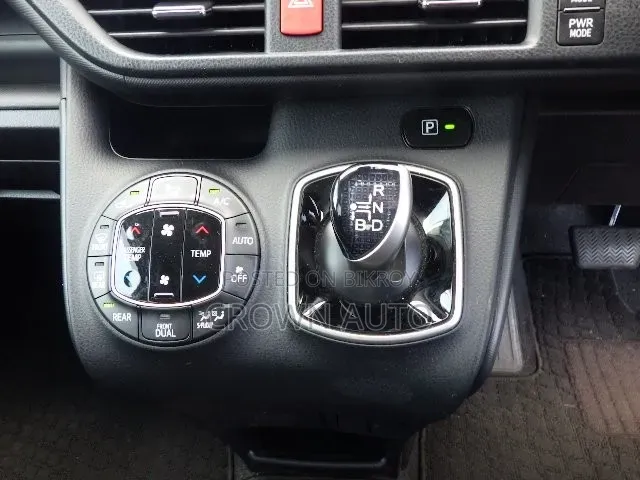 Toyota Noah 2021 Silver