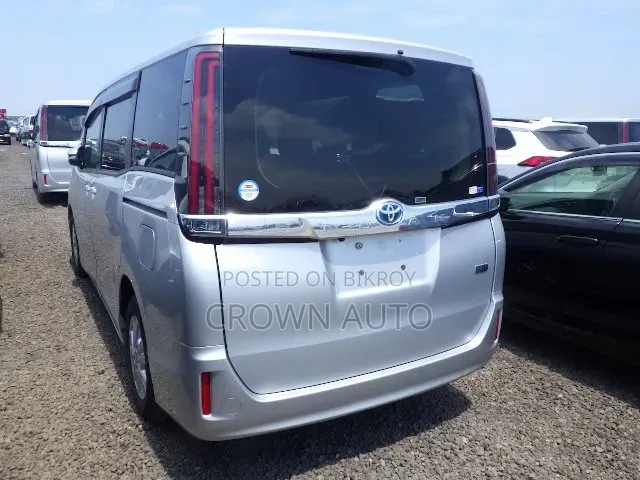 Toyota Noah 2021 Silver