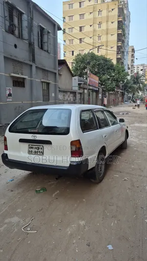 টয়োটা করোলা ২০০২ সাদা