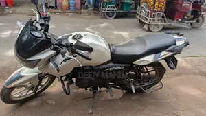 TVS Apache RTR 160 2V ২০১৫ সাদা