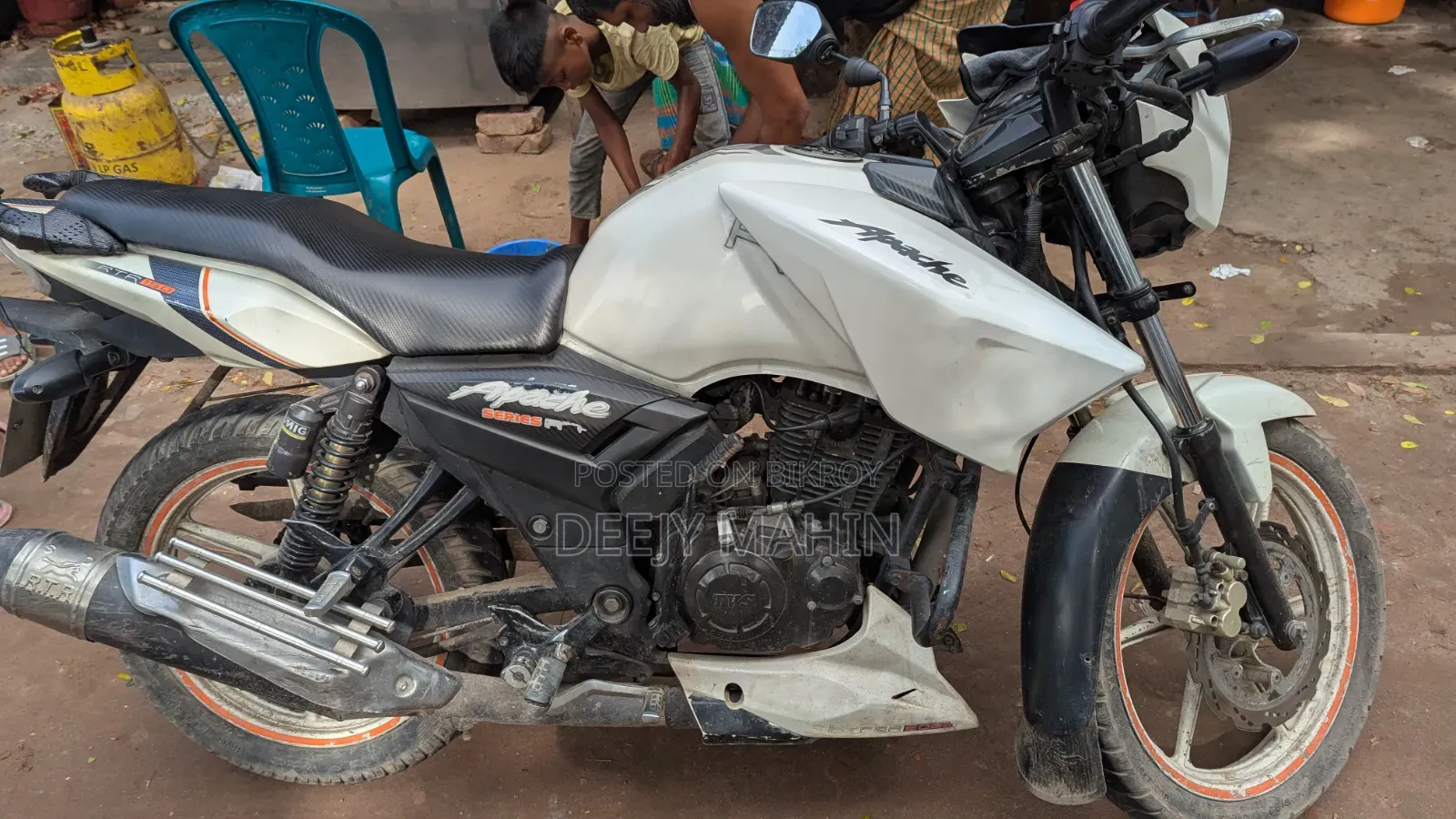 TVS Apache RTR 160 2V ২০১৫ সাদা