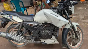 TVS Apache RTR 160 2V ২০১৫ সাদা