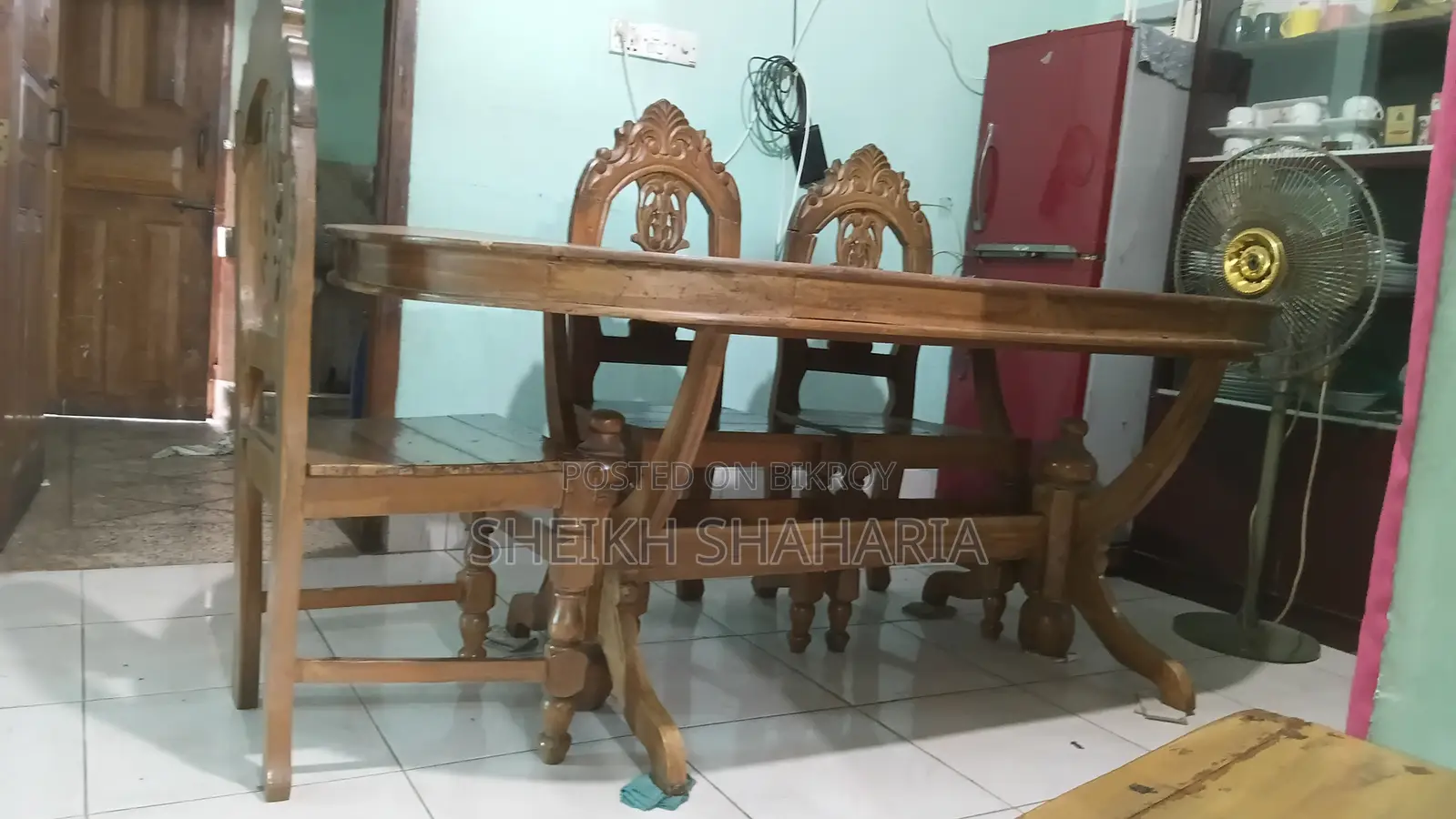 ডাইনিং টেবিল