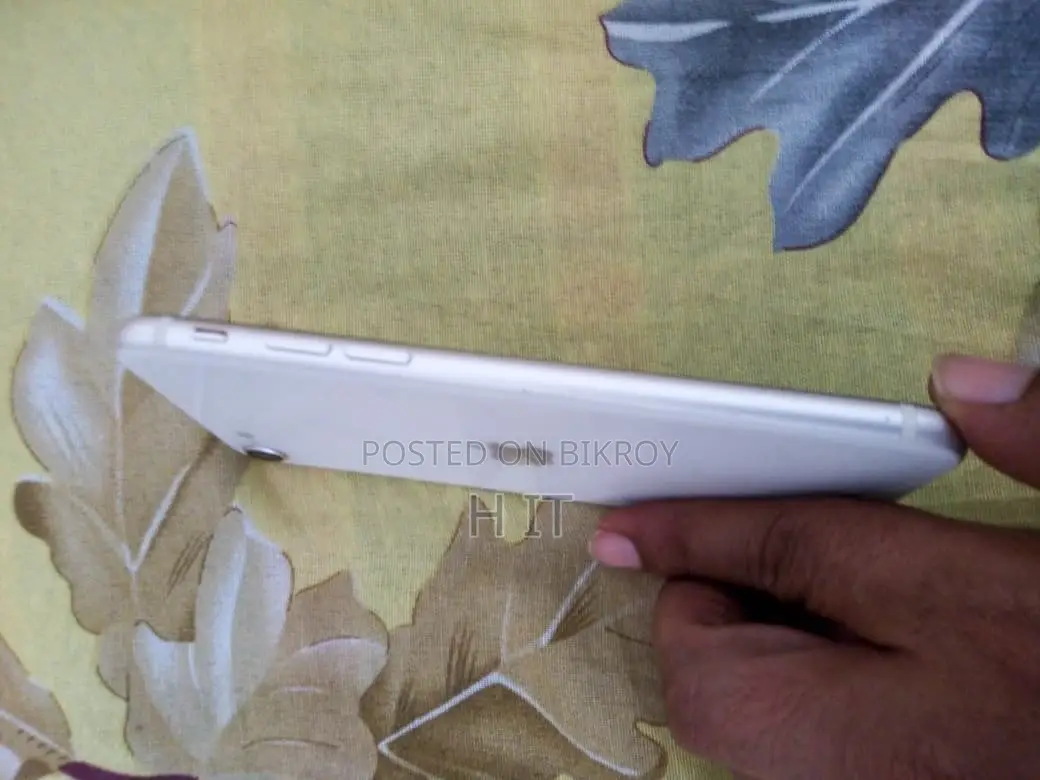 অ্যাপল আইফোন এসই ৬৪ জিবি হোয়াইট
