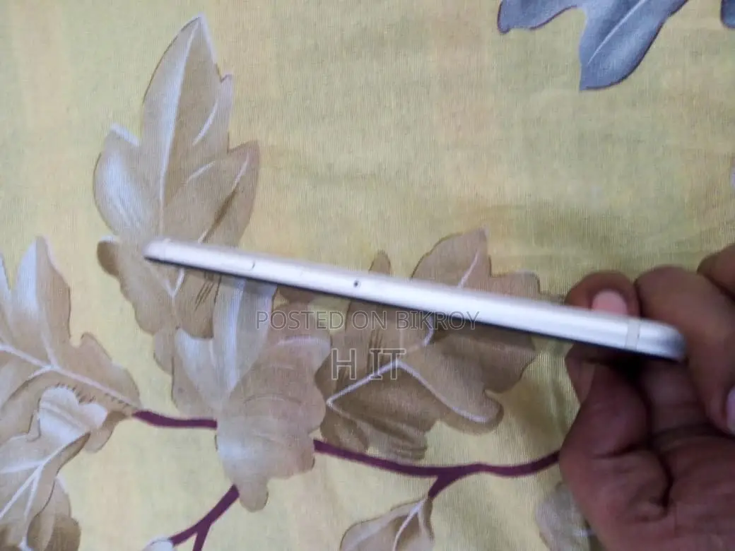 অ্যাপল আইফোন এসই ৬৪ জিবি হোয়াইট