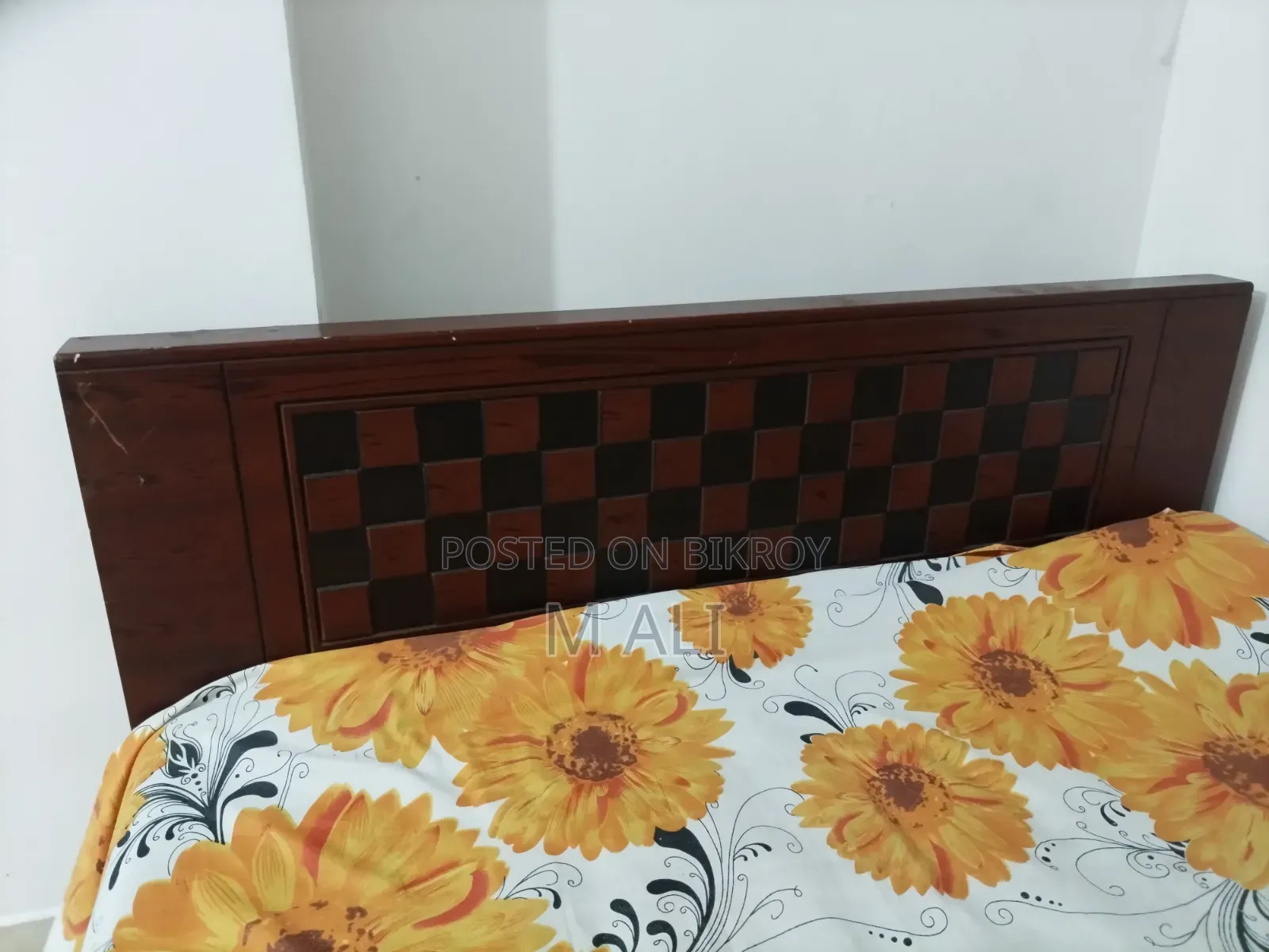 Malaysian processed wood 5/7 feet bed for sale.