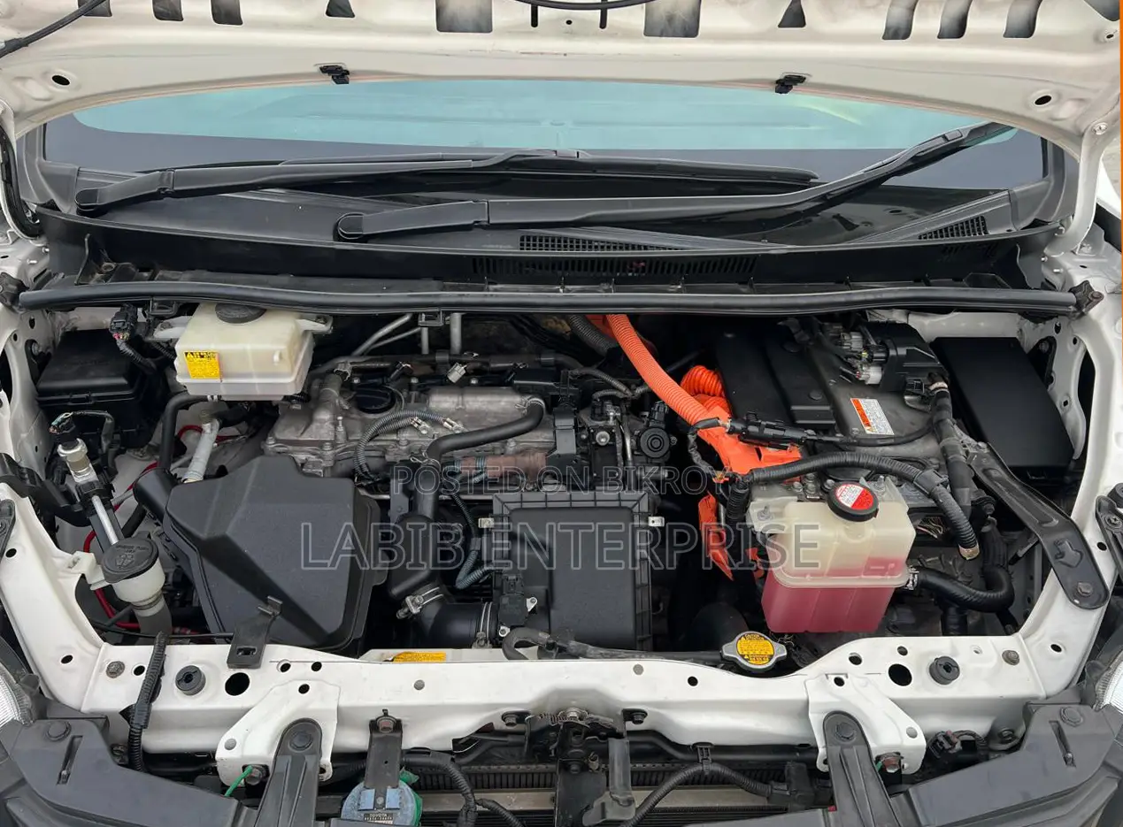 Toyota Noah 1.8 FWD Hybrid (7 seater) 2014 Pearl
