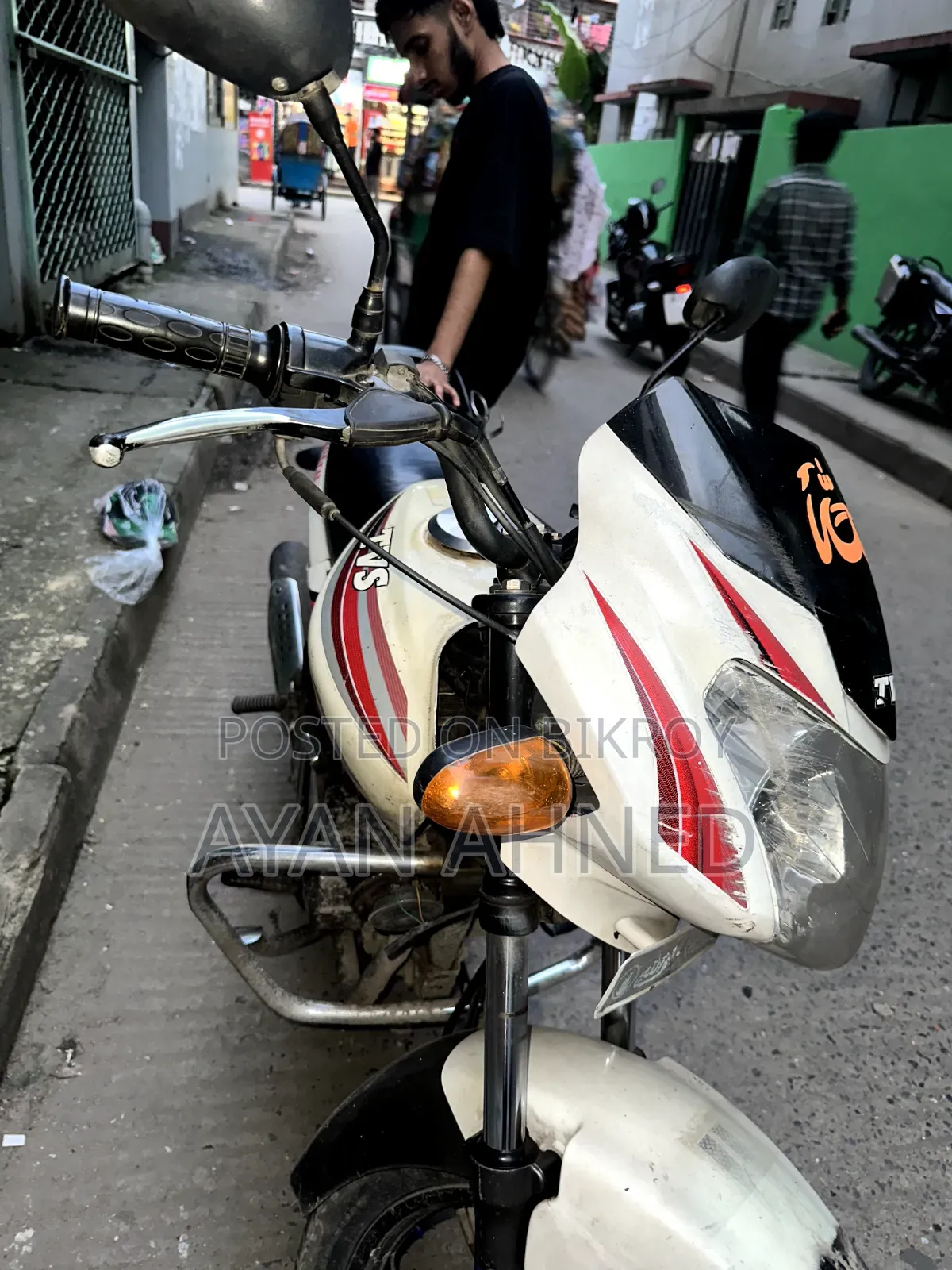 টিভিএস মেট্রো ২০১৬ সাদা