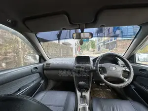 টয়োটা করোলা ১৯৯৯ সাদা