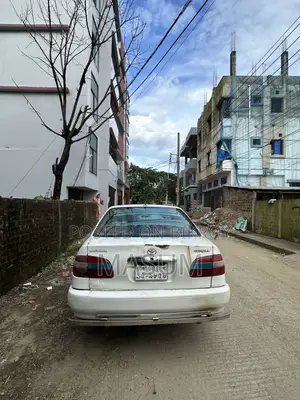 টয়োটা করোলা ১৯৯৯ সাদা