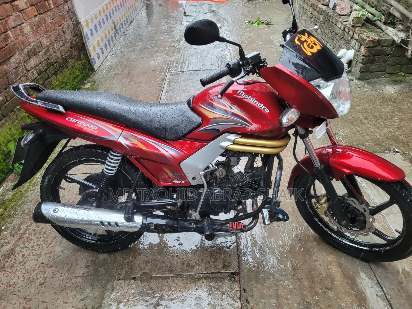 Mahindra Gusto 2017 Red