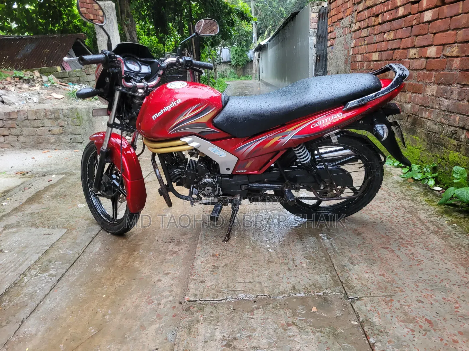 Mahindra Gusto 2017 Red