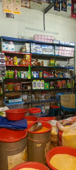 Selling shop decorations due to shop closure