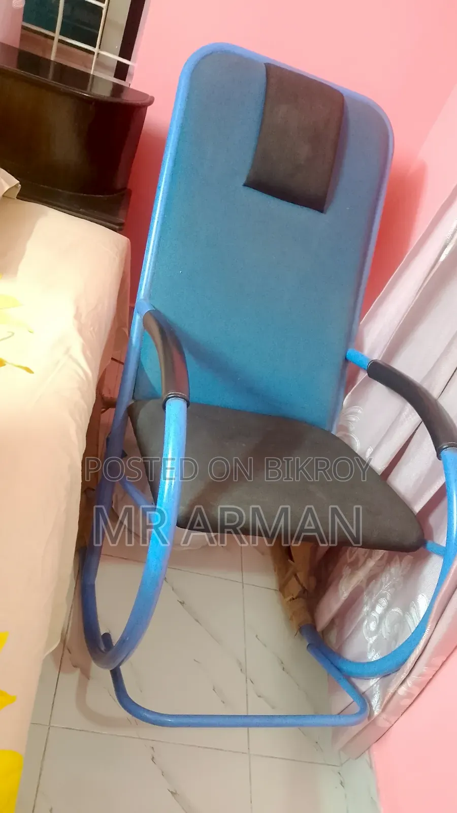 Want to sell the chair, it is still in new condition and wrapped
