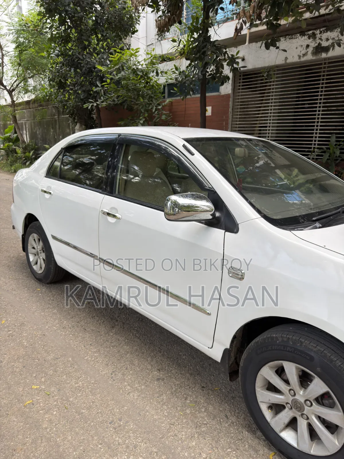 টয়োটা করোলা ২০০৫ সাদা