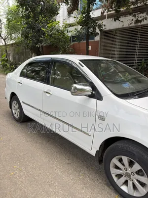 টয়োটা করোলা ২০০৫ সাদা