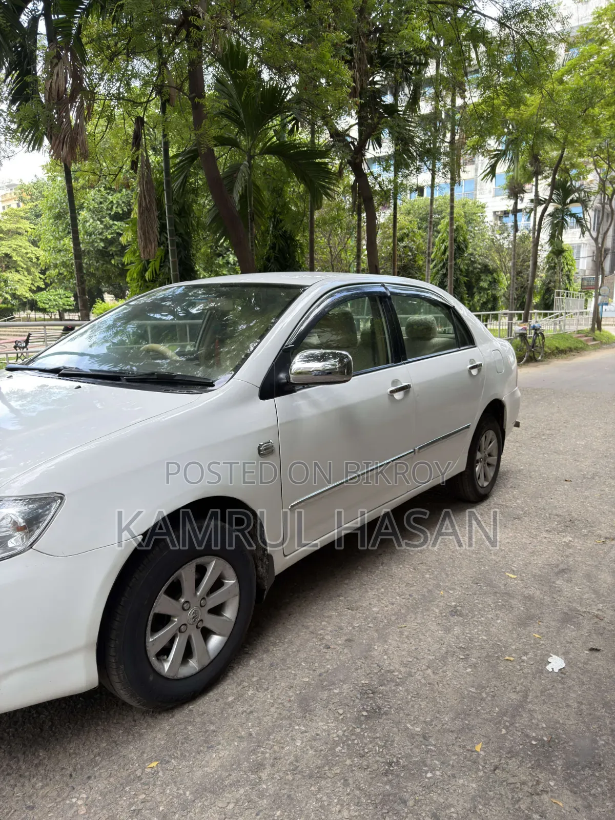 টয়োটা করোলা ২০০৫ সাদা