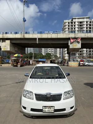 টয়োটা করোলা ২০০৫ সাদা