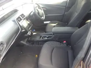 Toyota Prius L FWD 2020 Gray