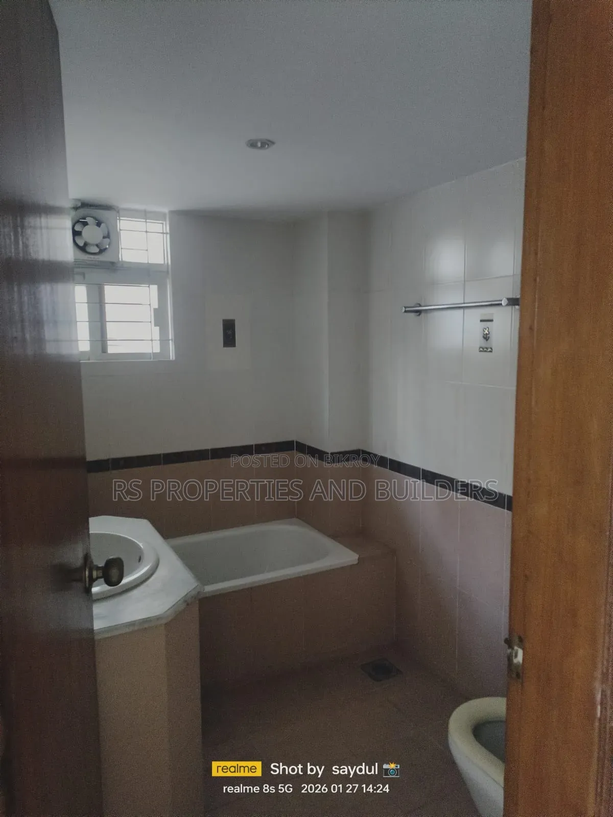 Furnished 3-bedroom Apartment in Bashundhara R/A, Basundhara for sale