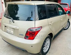 Toyota IST 2003 Gold