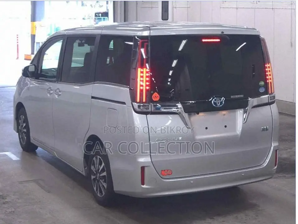 Toyota Esquire 2021 Silver