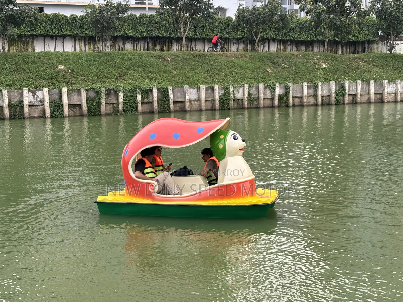 মিকি মাউস প্যাডেল বোট