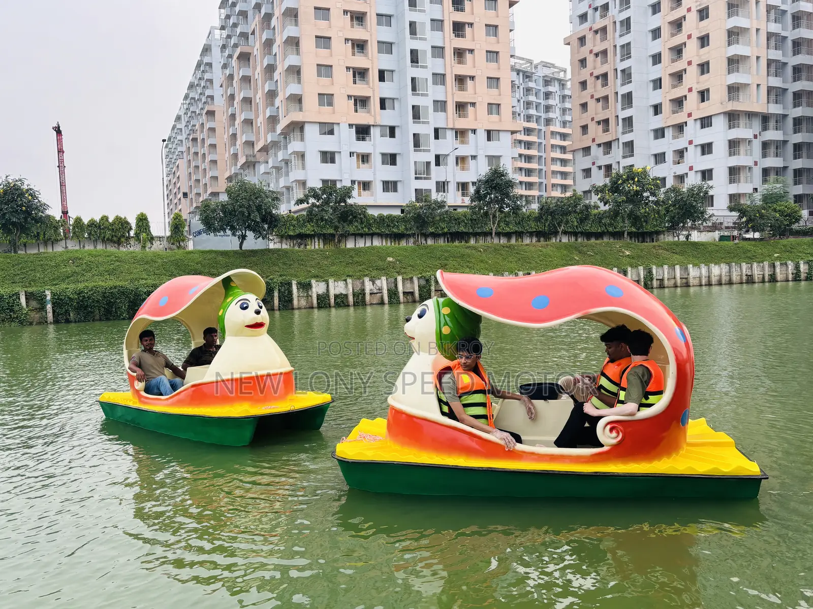 মিকি মাউস প্যাডেল বোট
