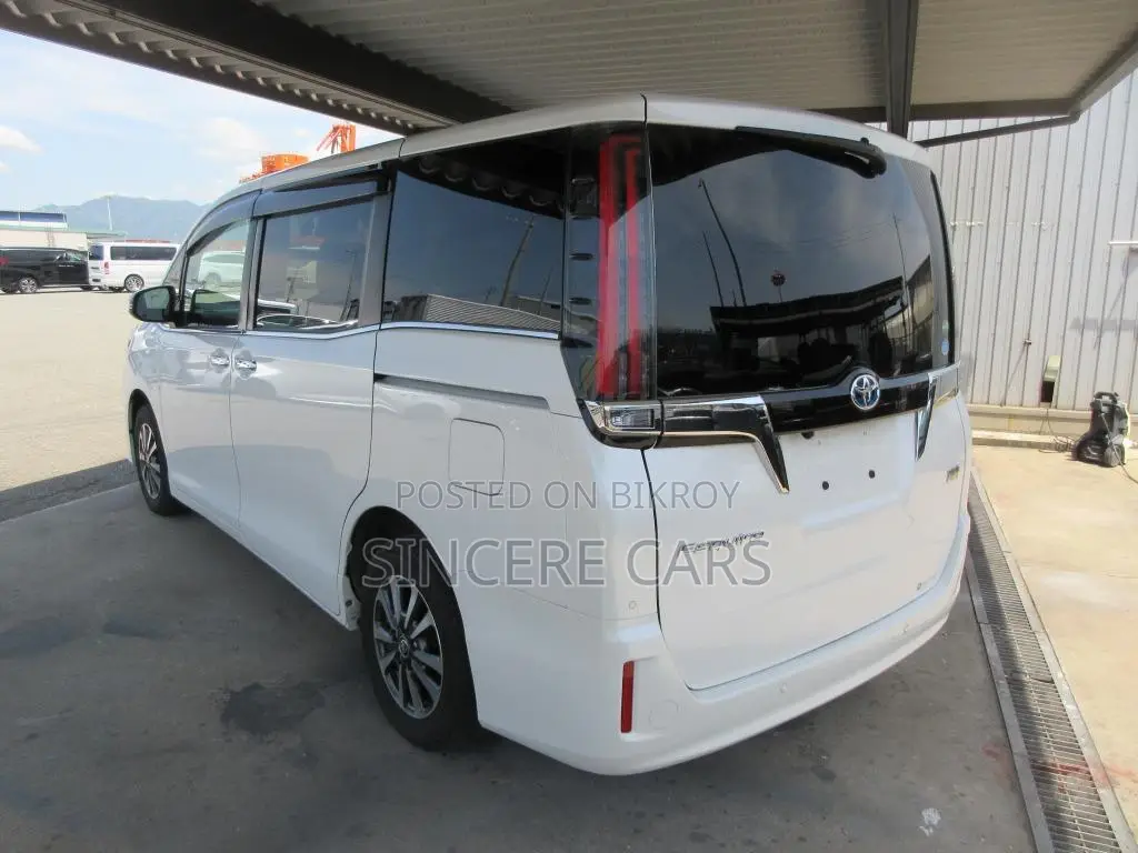 Toyota Esquire ২০২১ পার্ল