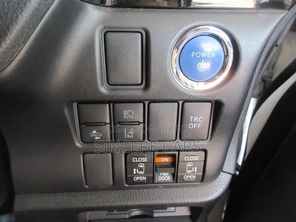 Toyota Esquire ২০২১ পার্ল