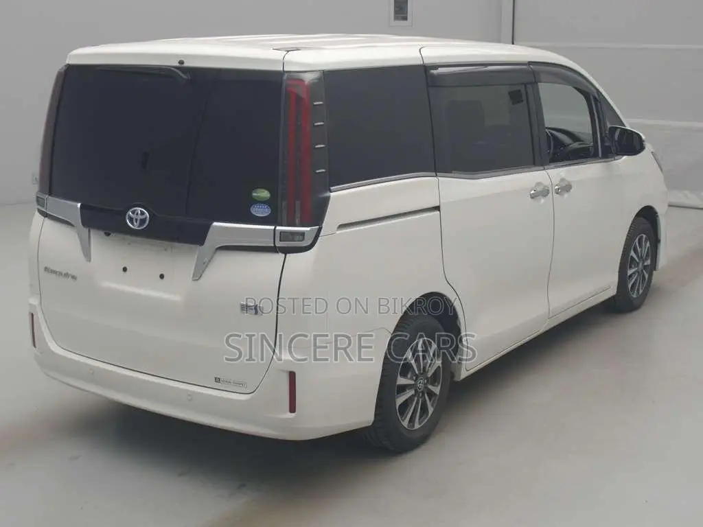 Toyota Esquire ২০২১ পার্ল