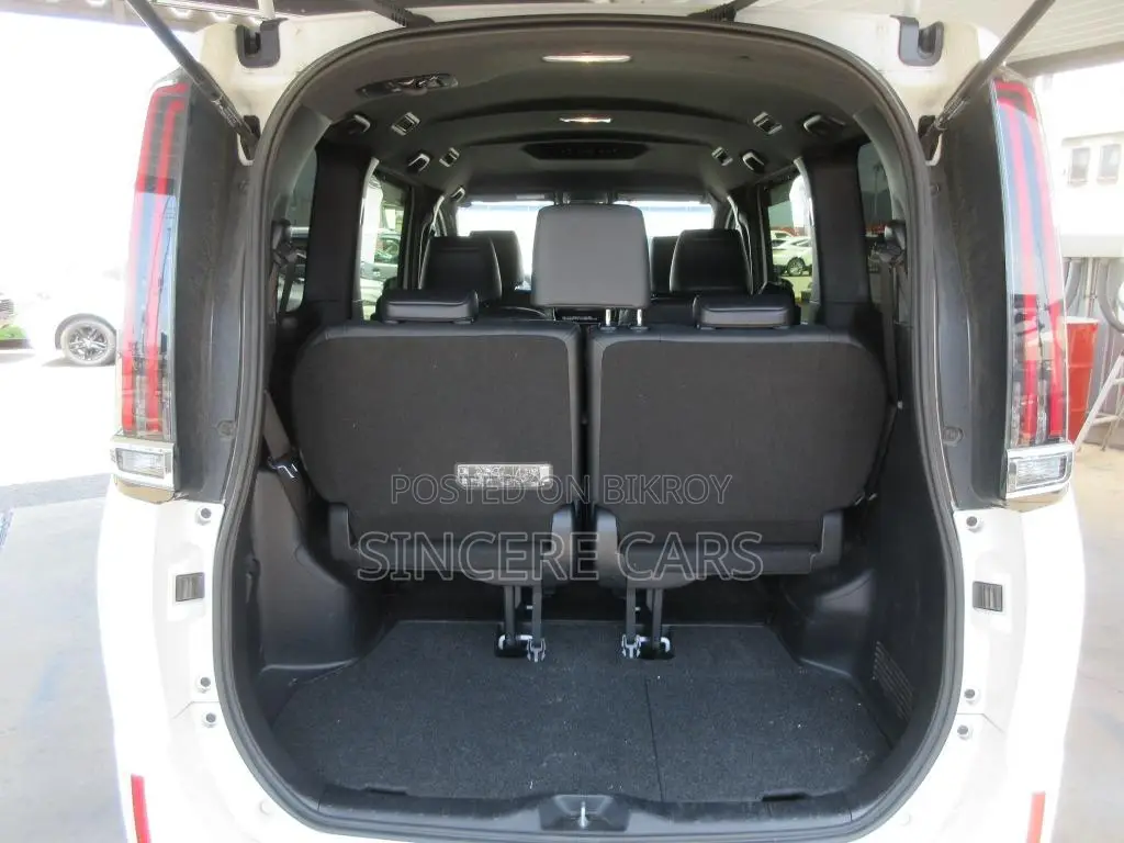 Toyota Esquire ২০২১ পার্ল