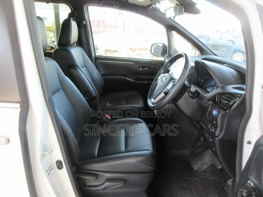 Toyota Esquire ২০২১ পার্ল