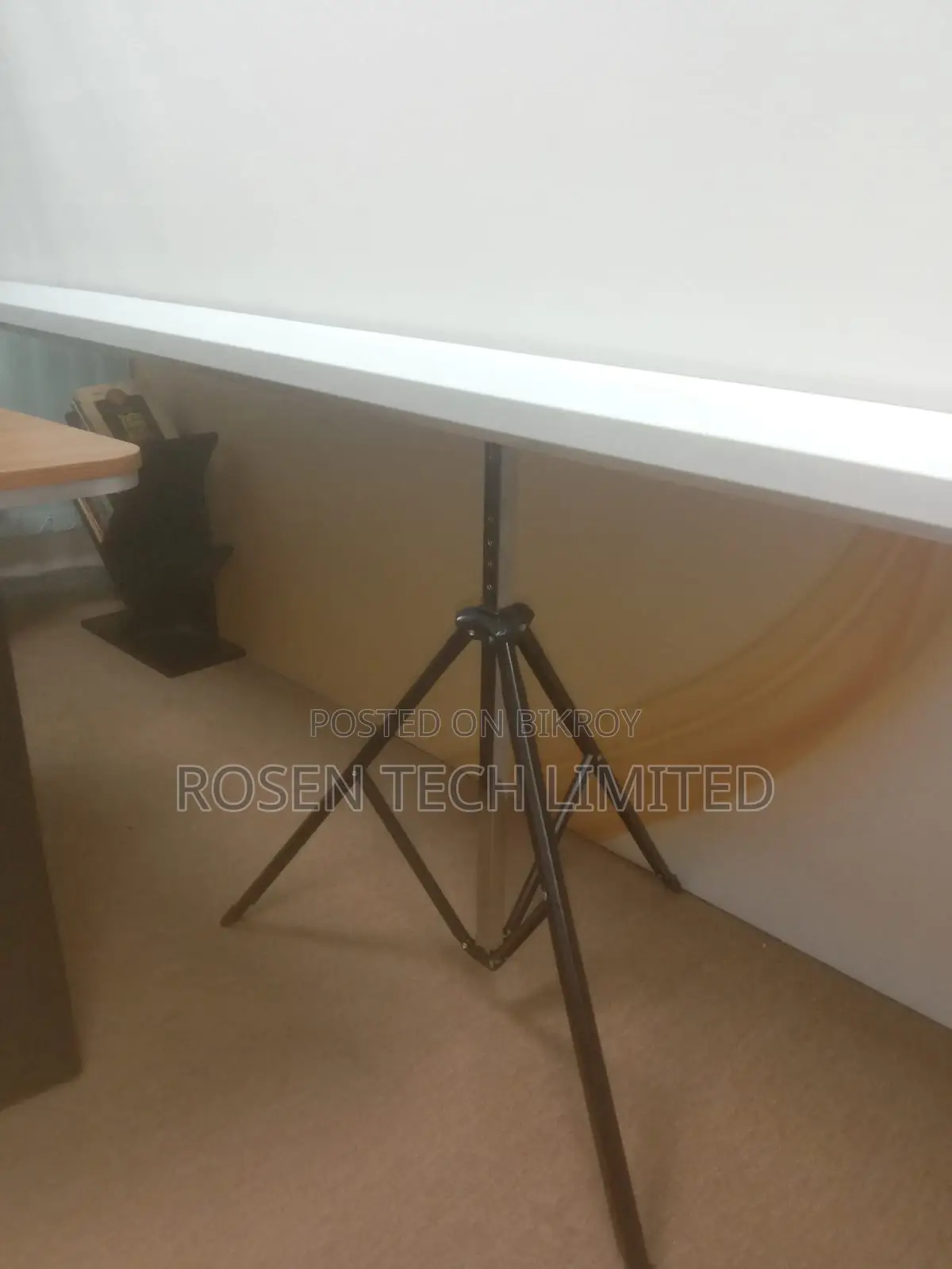 96x96 Portable Tripod Projector Screen
