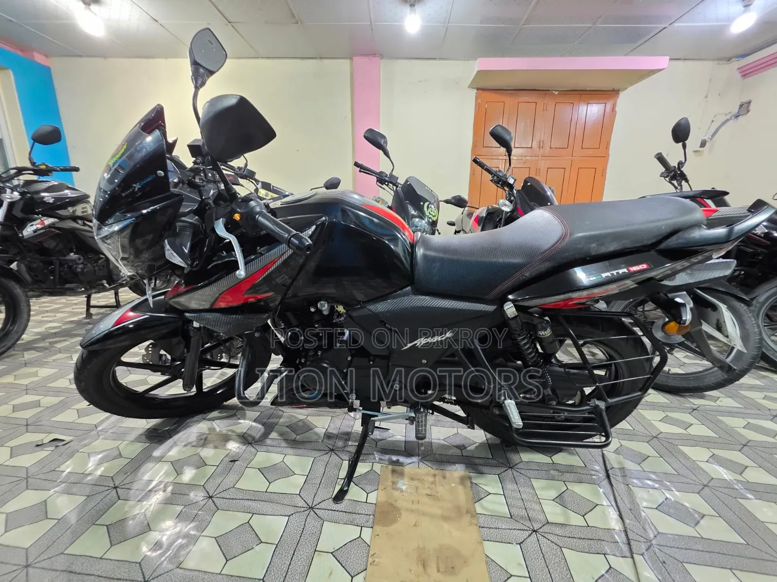 TVS Apache RTR 160 2v Refresh X-Connect 2025 Black