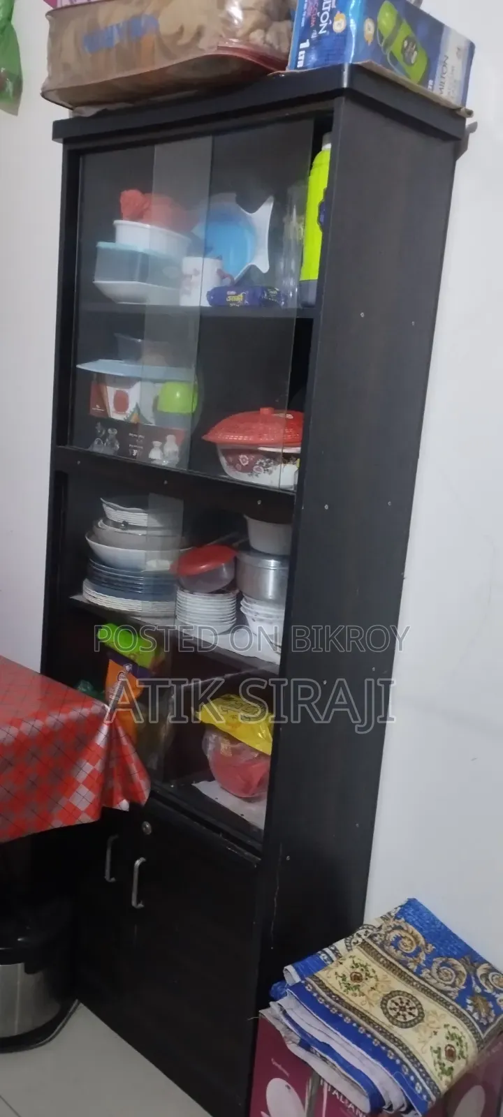 Showcase, Cabinet
