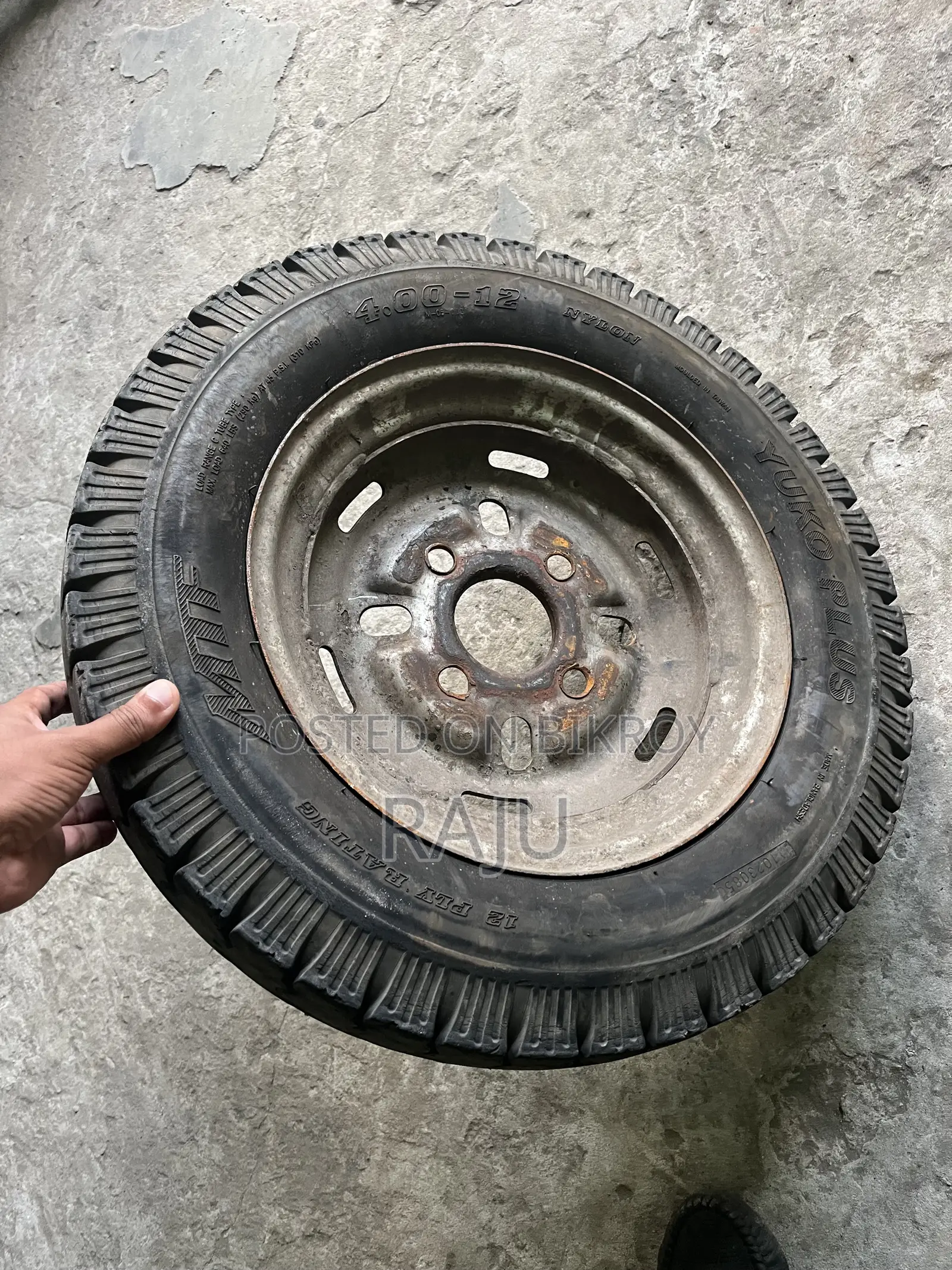 হলুদ অটো গাড়ির এক্সপেয়ার চাকা