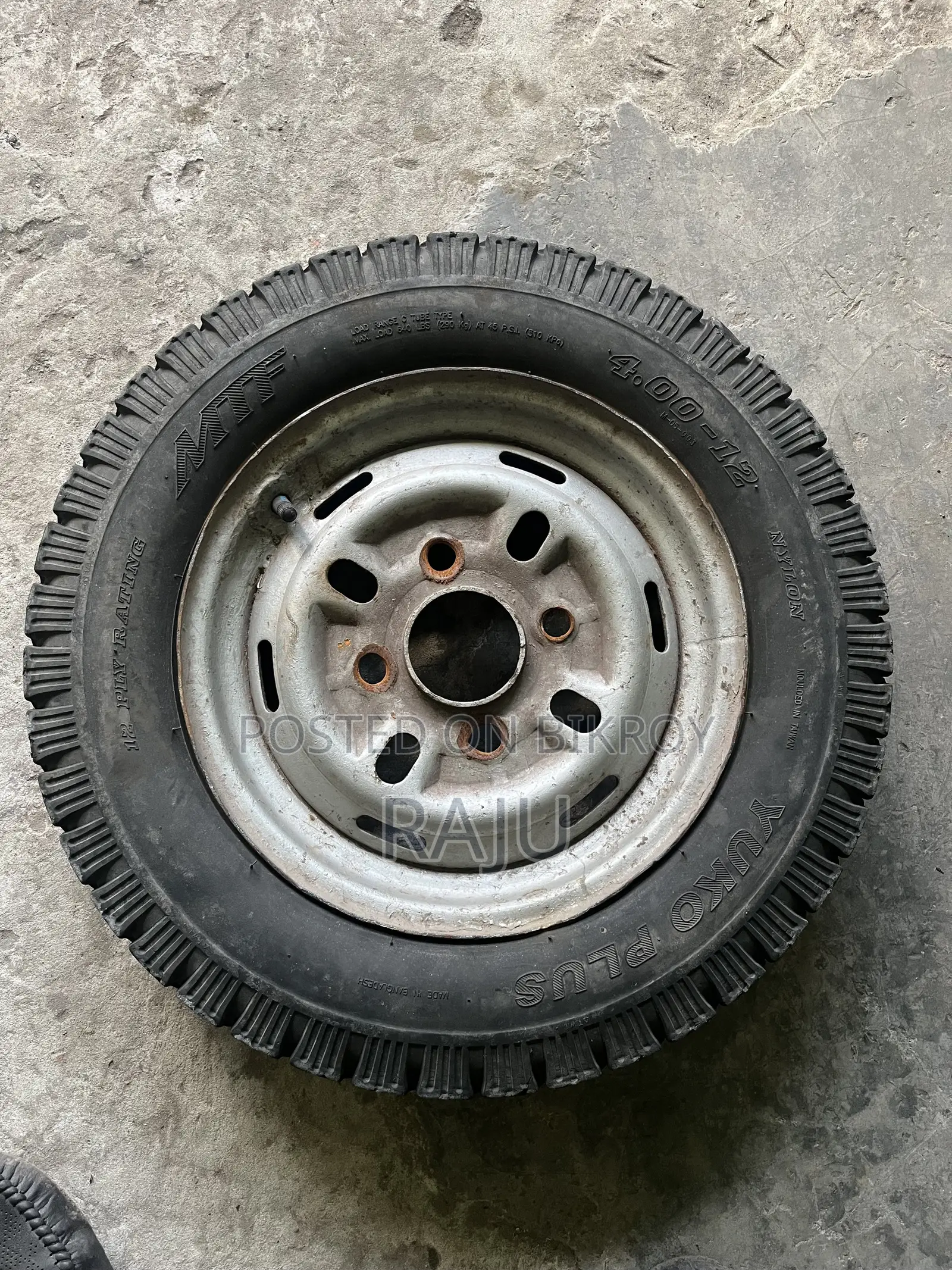 হলুদ অটো গাড়ির এক্সপেয়ার চাকা