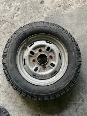 হলুদ অটো গাড়ির এক্সপেয়ার চাকা