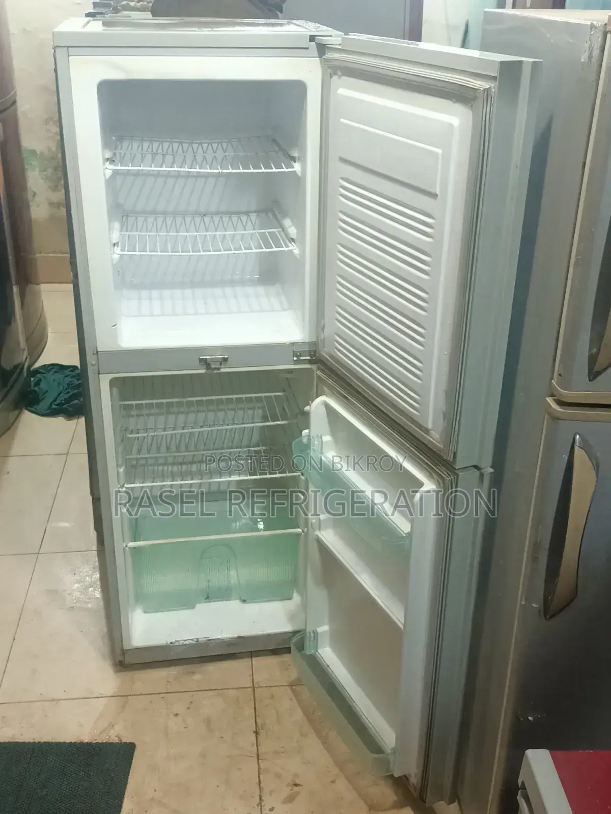 14 CFT running Singer fridge for sale.