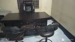 টেবিল চেয়ার অফিস সেটআপ