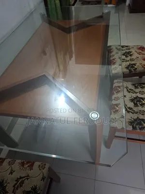 ডাইনিং টেবিল অফ ৬ চেয়ারস