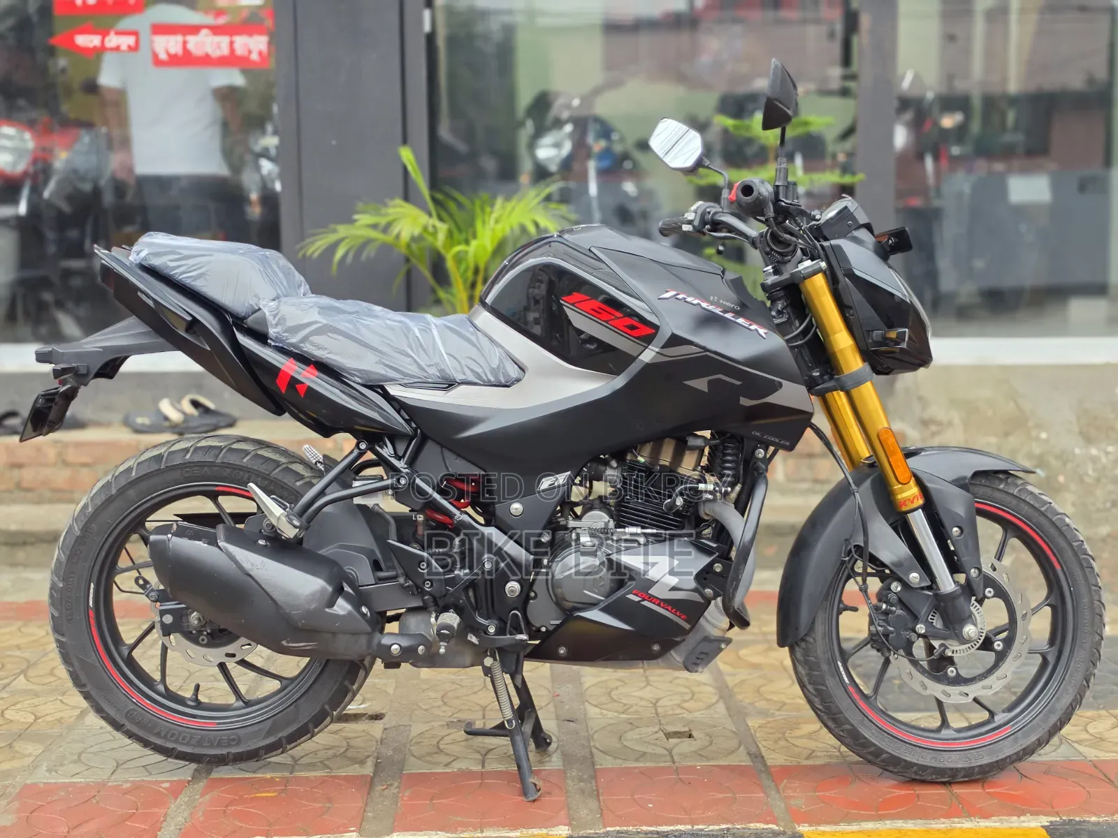 Hero Thriller 160R 4V 2025 Black