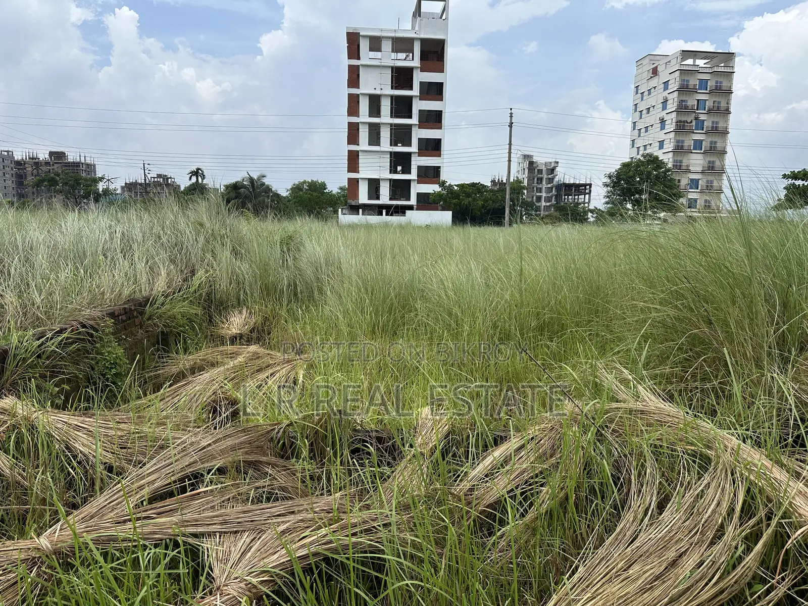 ব্লক-এন, ৪ কাঠা, দক্ষিণমুখী, ২০০ ফুট রাস্তার কাছে ৩য় প্লট, বসুন্ধরা