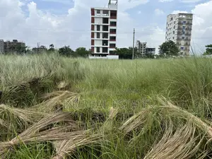 ব্লক-এন, ৪ কাঠা, দক্ষিণমুখী, ২০০ ফুট রাস্তার কাছে ৩য় প্লট, বসুন্ধরা