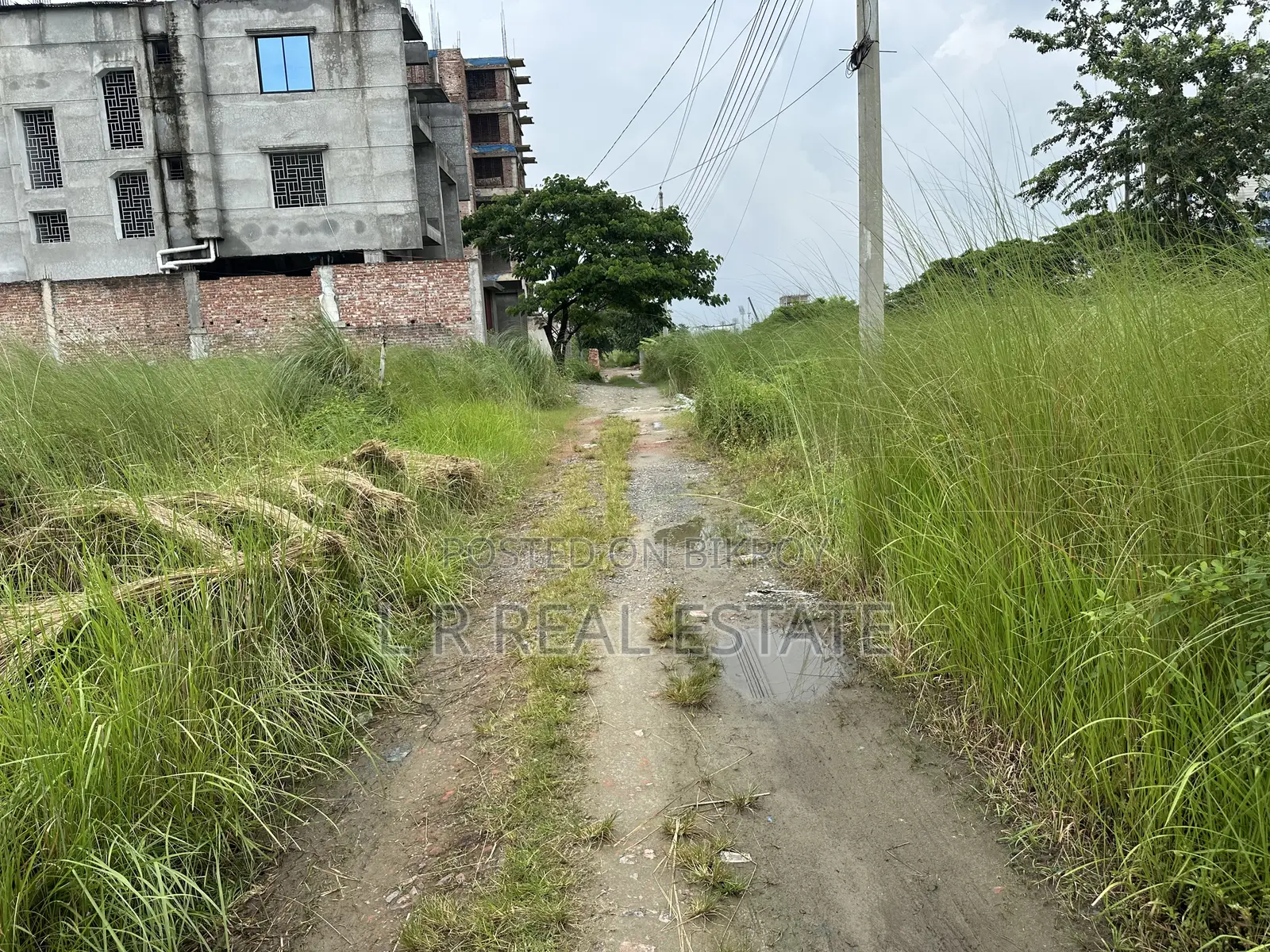 ব্লক-এন, ৪ কাঠা, দক্ষিণমুখী, ২০০ ফুট রাস্তার কাছে ৩য় প্লট, বসুন্ধরা