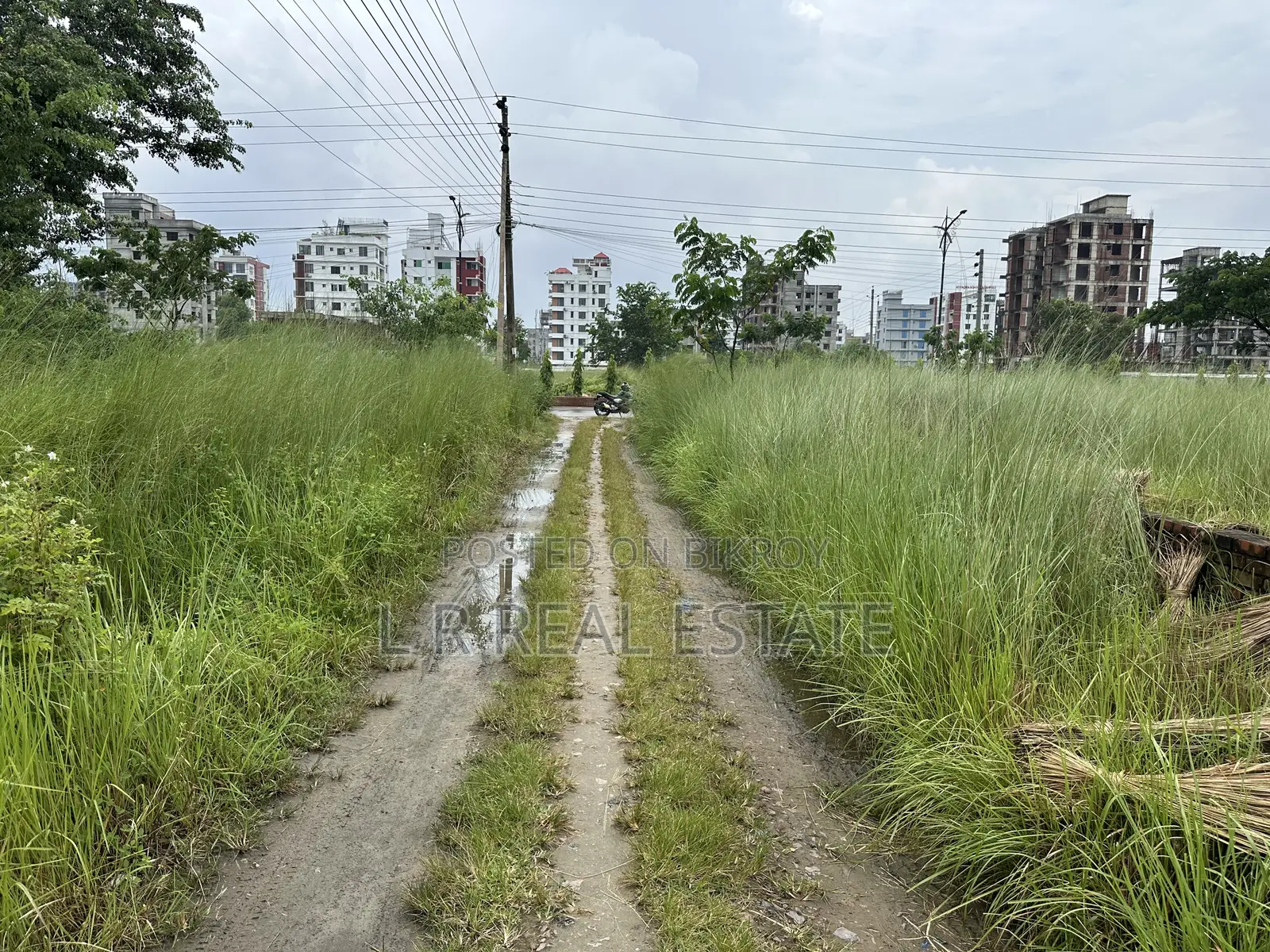 ব্লক-এন, ৪ কাঠা, দক্ষিণমুখী, ২০০ ফুট রাস্তার কাছে ৩য় প্লট, বসুন্ধরা