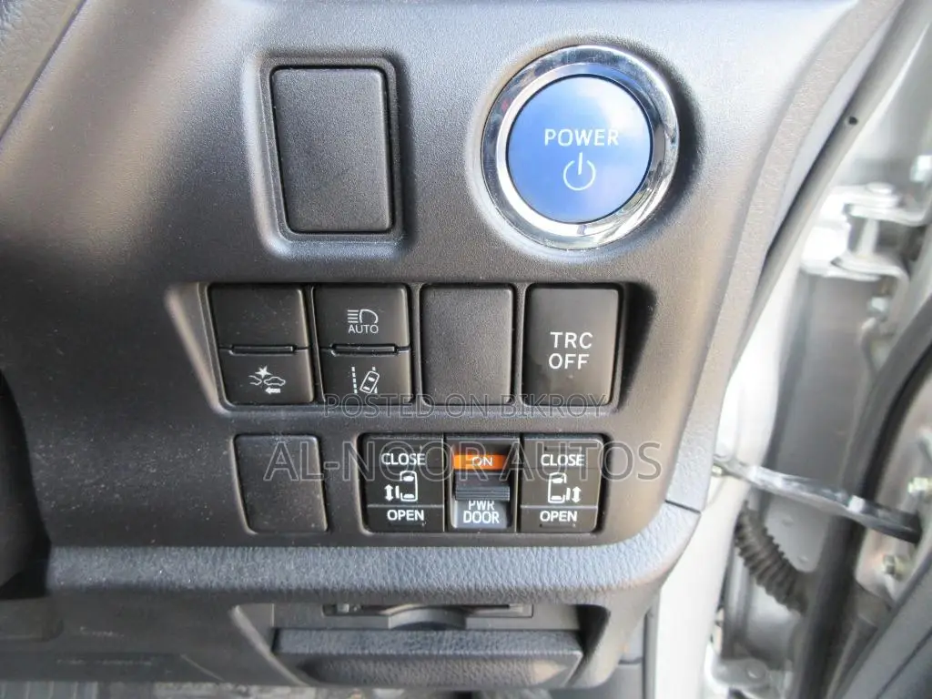 Toyota Noah 2021 Silver