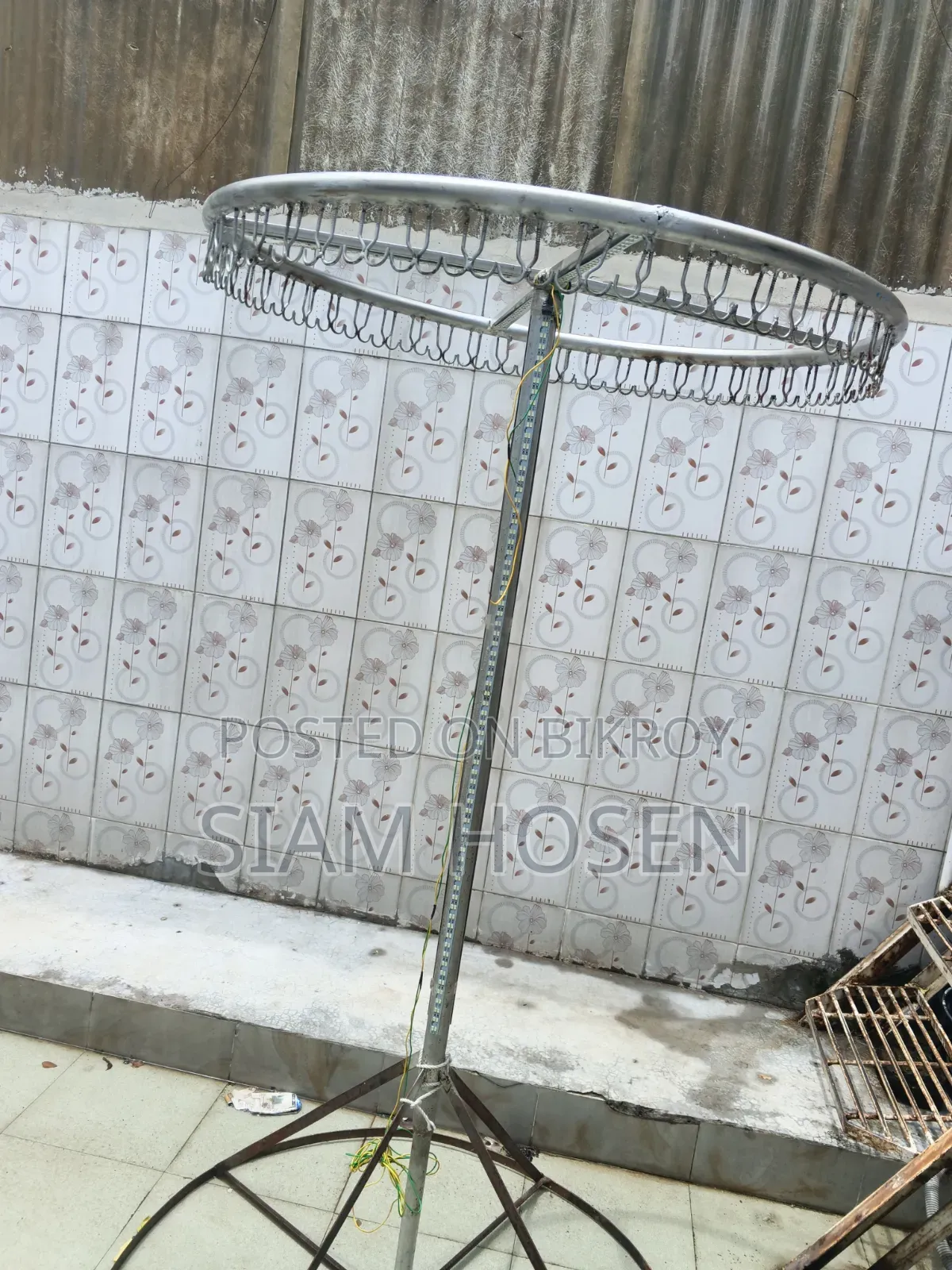 Clothes drying rack for balcony